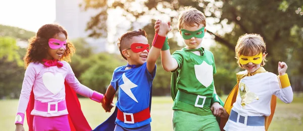スーパー ヒーローの子供が一緒に遊んで — ストック写真