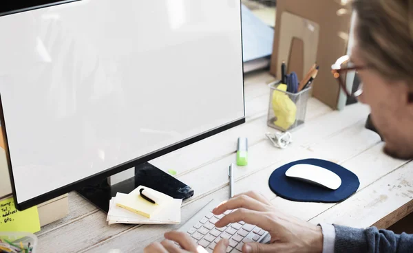 Geschäftsmann arbeitet mit Computer im Büro — Stockfoto