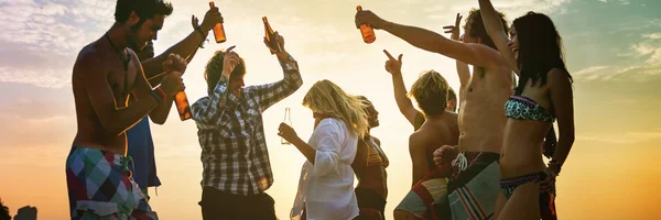 Människor njuta av beach party — Stockfoto