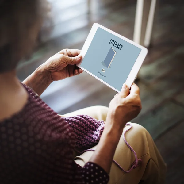 Donna anziana con tablet digitale — Foto Stock