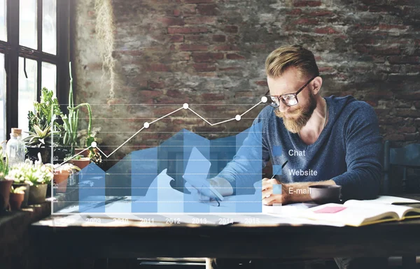 Mannen i office arbetar med dokument — Stockfoto