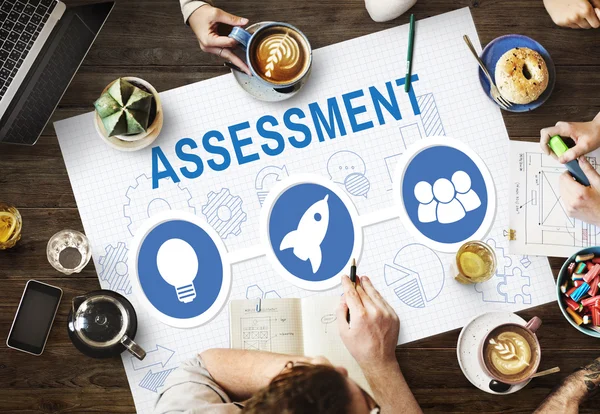 Tavolo con poster con concetto di Assessment — Foto Stock