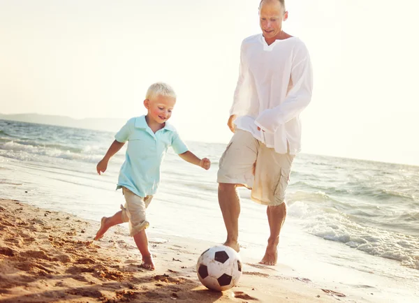 Far och son leker med bollen — Stockfoto