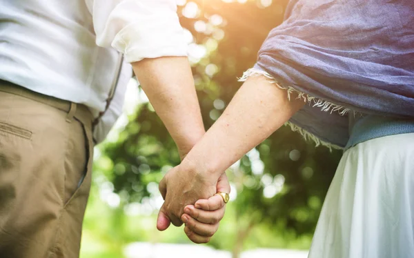 Casal segurando um ao outro mãos — Fotografia de Stock