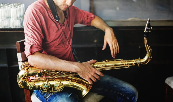 Jazzman tenant un saxophone — Photo