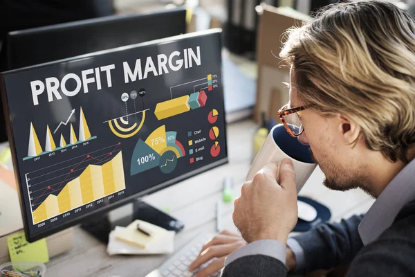 Hombre de negocios que trabaja con computadora en la oficina — Foto de Stock