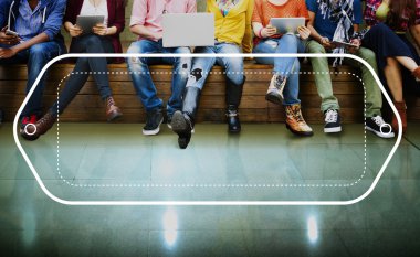 grup öğrenci ile dijital cihazlar