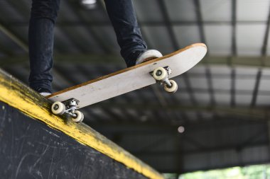 Hipster adam kaykay binmek