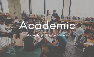 Öğrenciler Üniversite Kütüphanesi kitap okuma