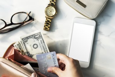 Kredi kartı tutan kadın.