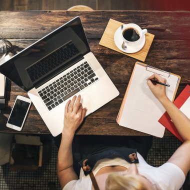 kadın Cafe laptopa ile çalışma