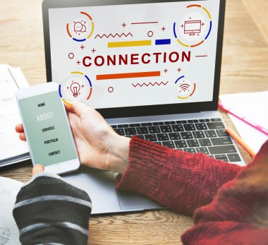 Cep telefonuna bakan insanlar 