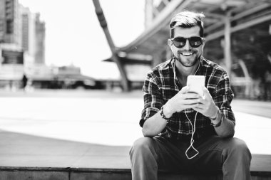 ile hareket eden yakışıklı adam