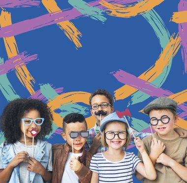 Çocuklar gülüyor ve eğlenin