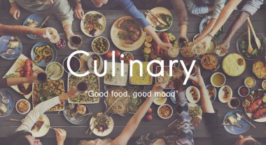 İnsanlar yemek yiyor.