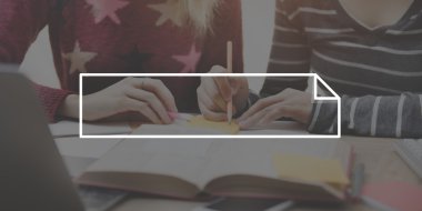 birlikte okuyan öğrenci kızlar 