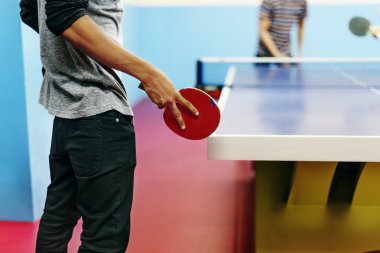 İki arkadaş Tabletennis oynarken