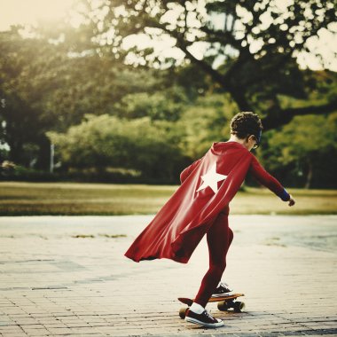 Süper kahraman çocuk kaykay binmek