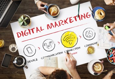 aygıtlar ve dijital pazarlama ile insanlar oturup