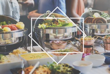 Masa çeşitli lezzetli yiyecek dolu 