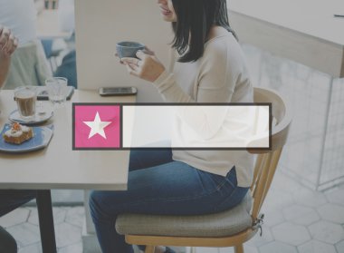 Kadın kahve içiyor.