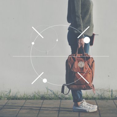 kadın holding kahverengi sırt çantası