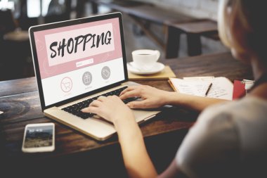 kadın Cafe laptopa ile çalışma
