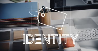 Bilgisayar ofiste tabloda