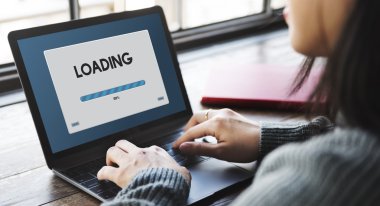 Dizüstü bilgisayar için yükleme kullanarak iş kadını  