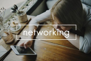 Akıllı telefon kullanan kadın