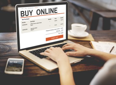 Dizüstü bilgisayar kullanan kadın