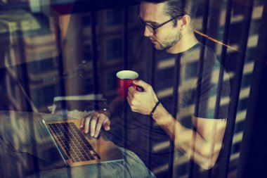 Studio dizüstü bilgisayar ile adam