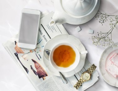 çay ve masa üstünde hareket eden