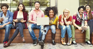 grup öğrenci ile dijital cihazlar