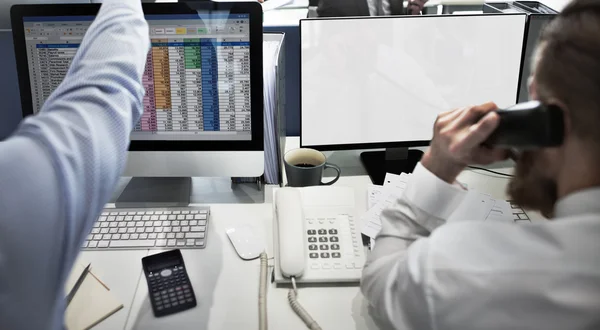 Uomini d'affari che lavorano e monitor vuoti — Foto Stock