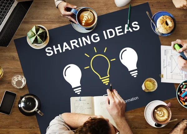 Mesa con póster con concepto de compartir ideas — Foto de Stock