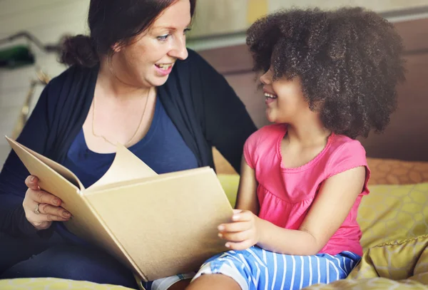 Familjen Relax och läsa bok — Stockfoto