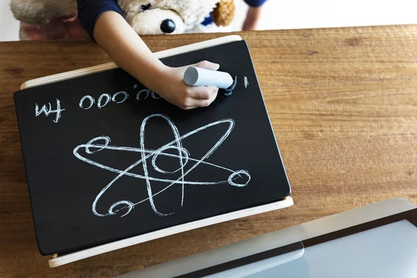 Kid Brincando e desenhando no quadro negro — Fotografia de Stock