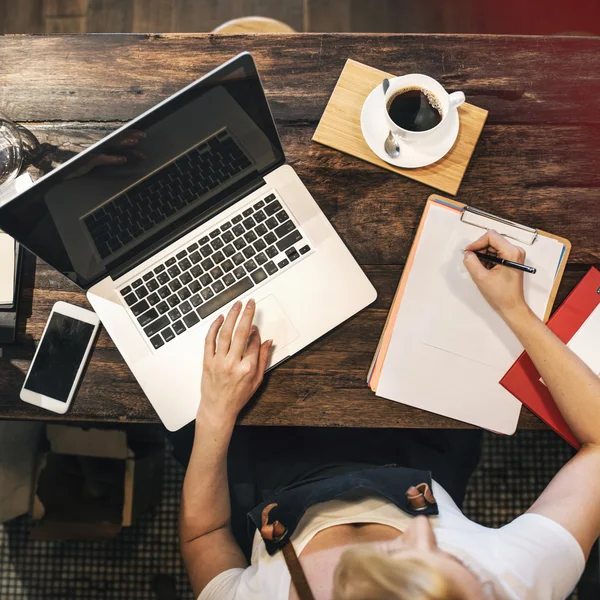 Mujer en la cafetería trabajando con laptopa — Foto de Stock