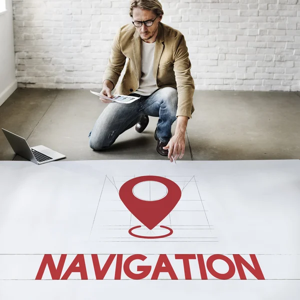 Geschäftsmann arbeitet mit Navigation — Stockfoto