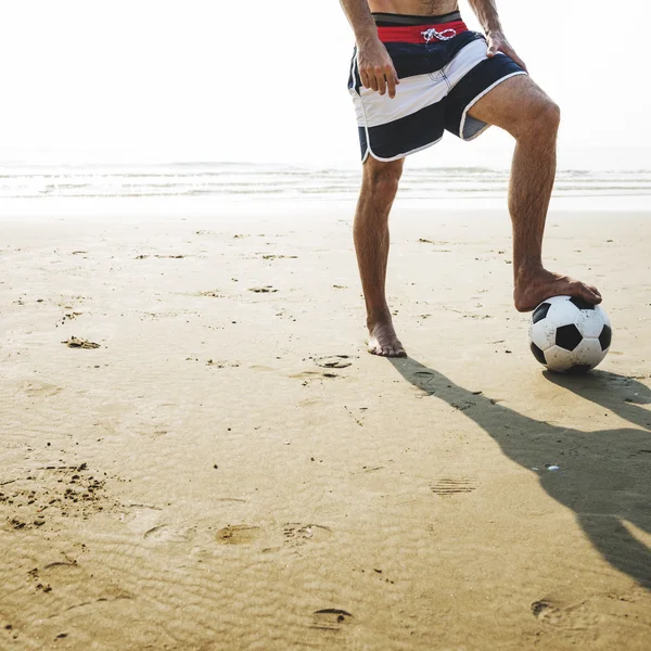 Uomo con palla sulla spiaggia — Foto Stock