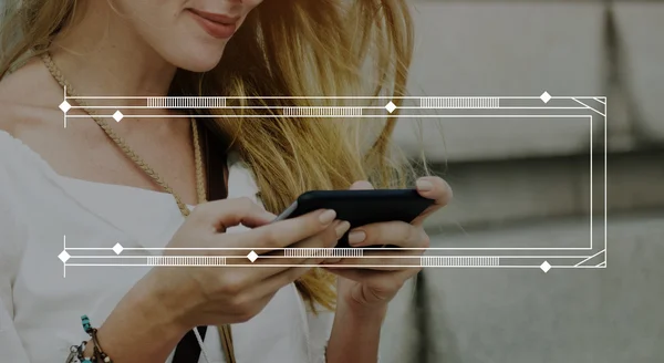 Vrouw met slimme telefoon in handen — Stockfoto