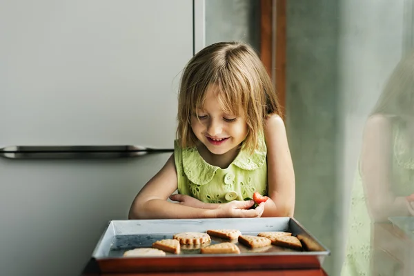 Маленькая девочка делает печенье — стоковое фото