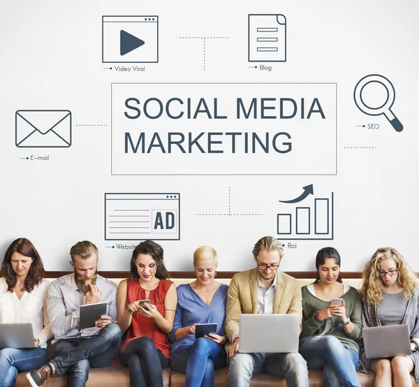 Persone si siedono con dispositivi e Social Media Marketing — Foto Stock