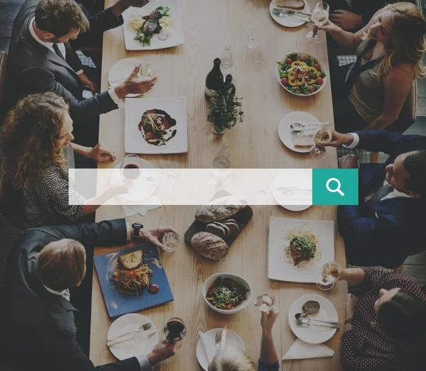 Diversas pessoas jantando — Fotografia de Stock