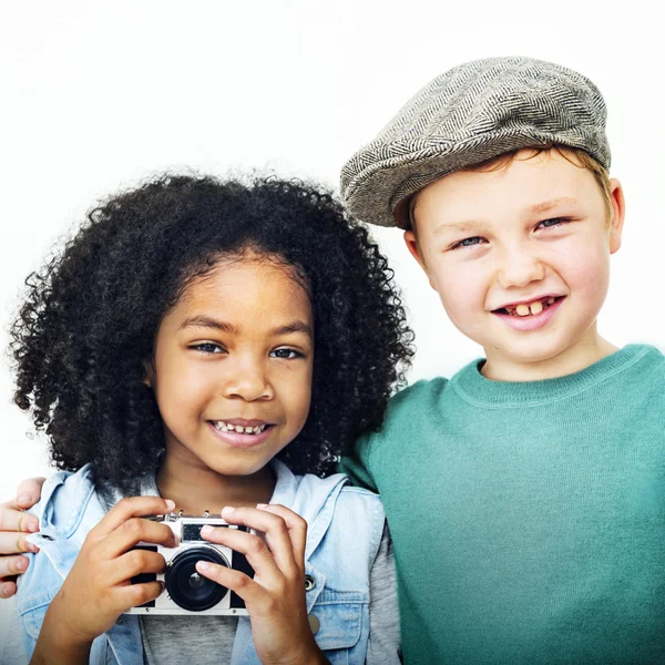 Zwei süße Kinder schauen in die Kamera — Stockfoto