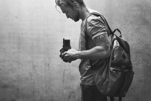 Homem com câmera na rua — Fotografia de Stock