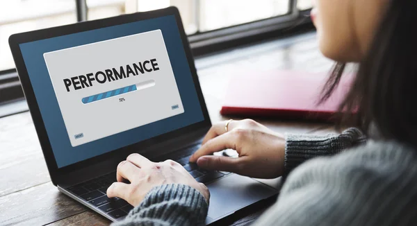 Empresária usando laptop com conceito de desempenho — Fotografia de Stock