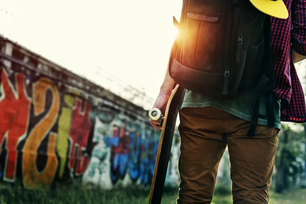 Hipster ragazzo in possesso di Skateboard — Foto Stock