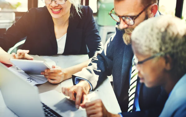 Business team werkt op kantoor — Stockfoto